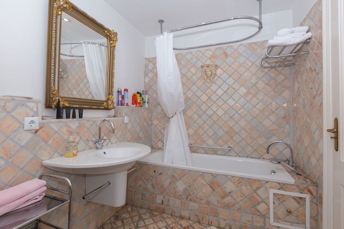 5 slaapkamer Villa te koop in Elviria met zwembad - € 1.495.000 (Ref: 9543800)