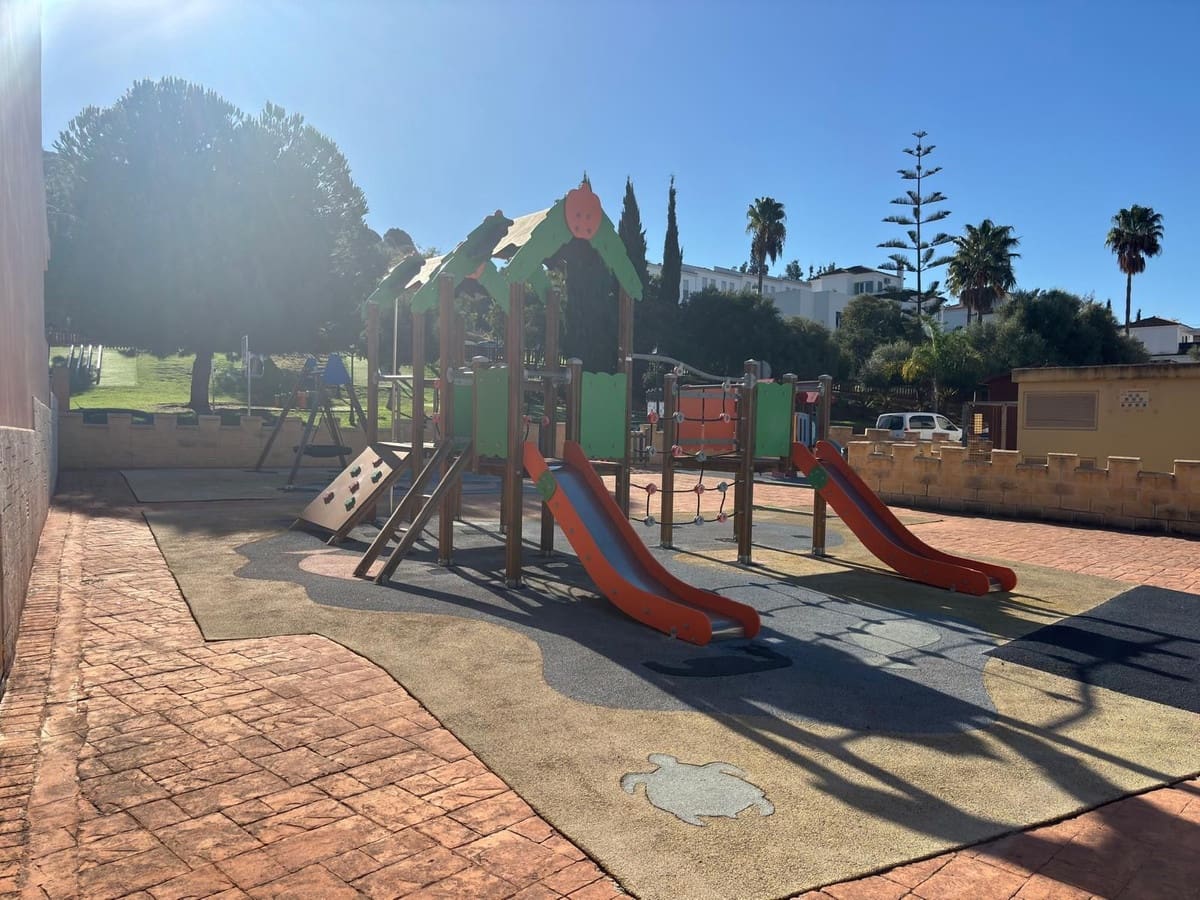 Chalet de 5 habitaciones en Casares en venta con piscina - 749.000 € (Ref: 9548399)