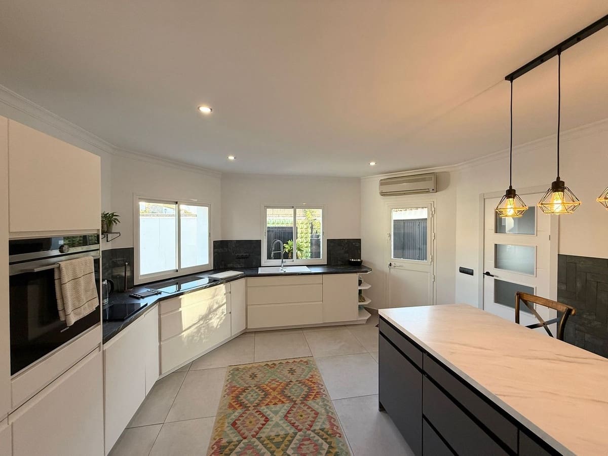 5 bedroom Villa for sale in Casares with pool - € 749,000 (Ref: 9548399)