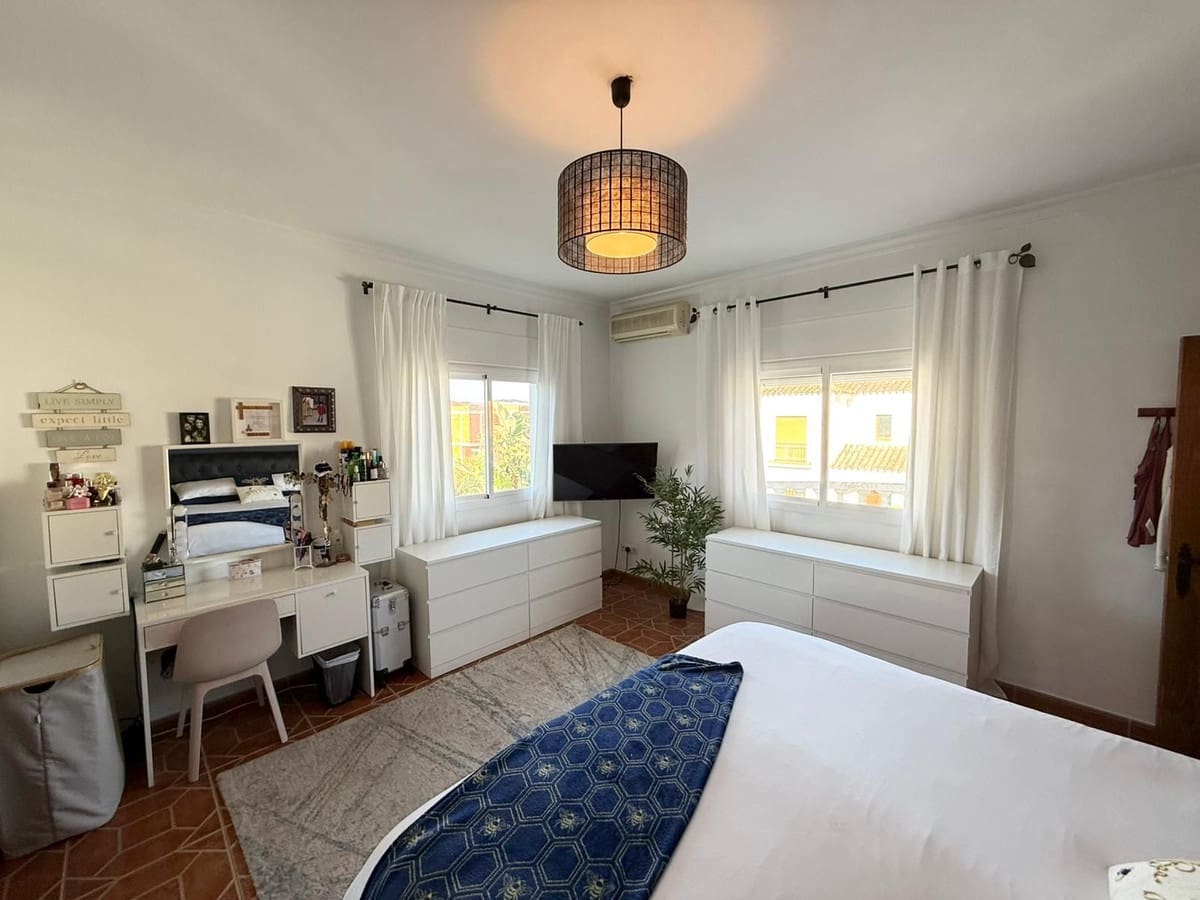 5 bedroom Villa for sale in Casares with pool - € 749,000 (Ref: 9548399)