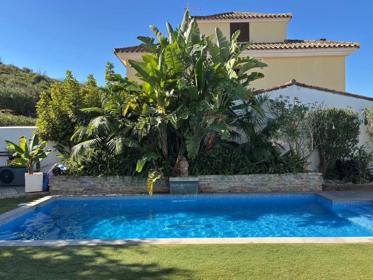 5 bedroom Villa for sale in Casares with pool - € 749,000 (Ref: 9548399)