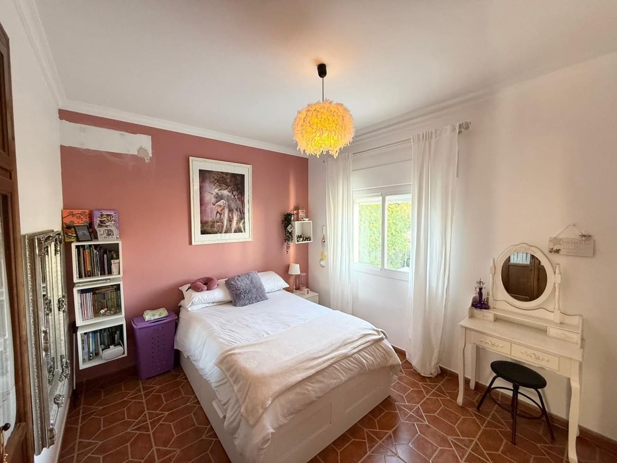 5 bedroom Villa for sale in Casares with pool - € 749,000 (Ref: 9548399)