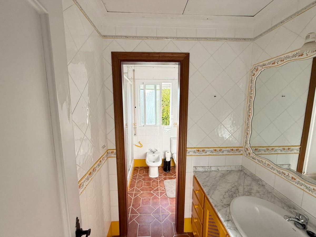 5 bedroom Villa for sale in Casares with pool - € 749,000 (Ref: 9548399)