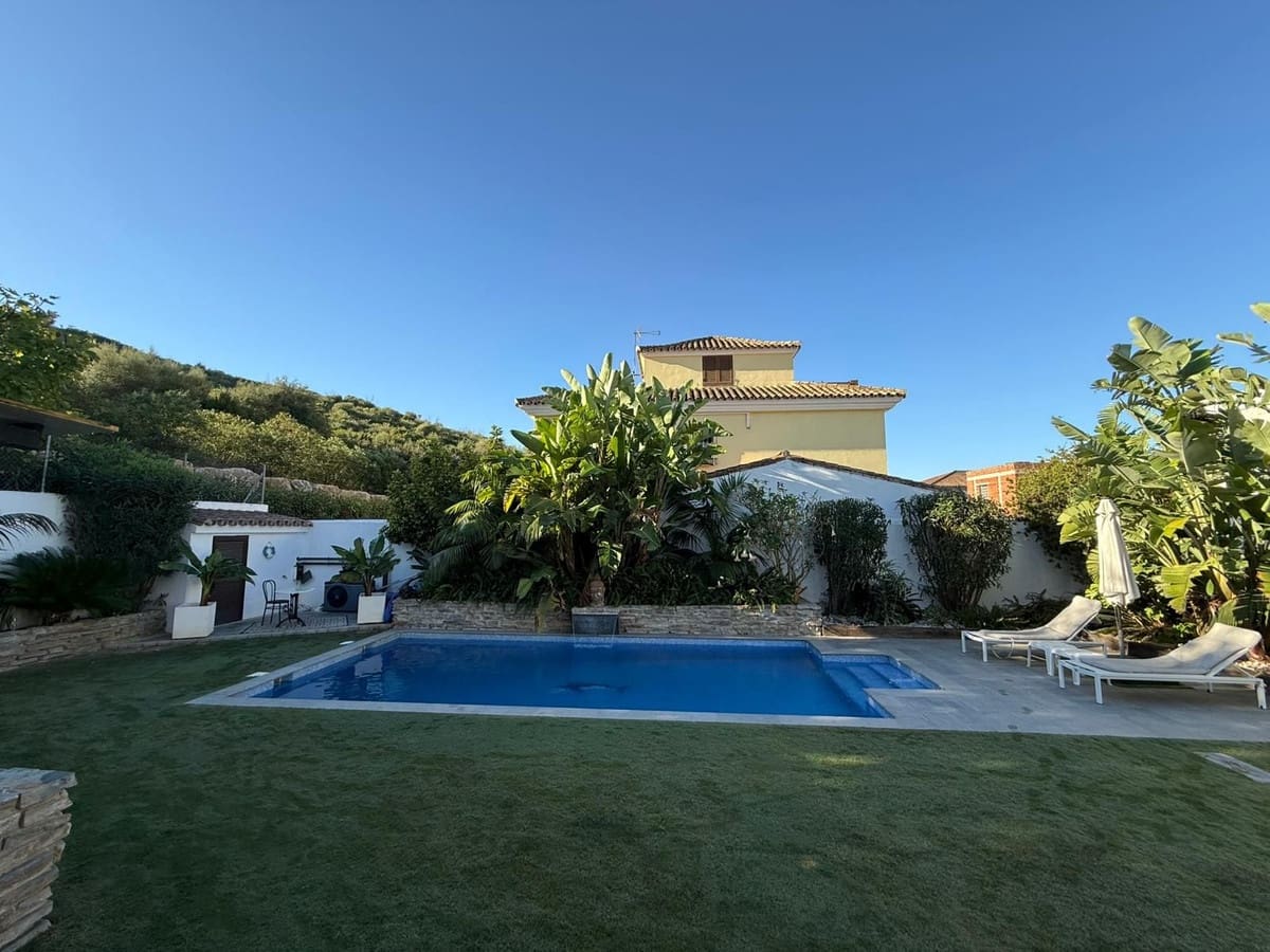 5 bedroom Villa for sale in Casares with pool - € 749,000 (Ref: 9548399)