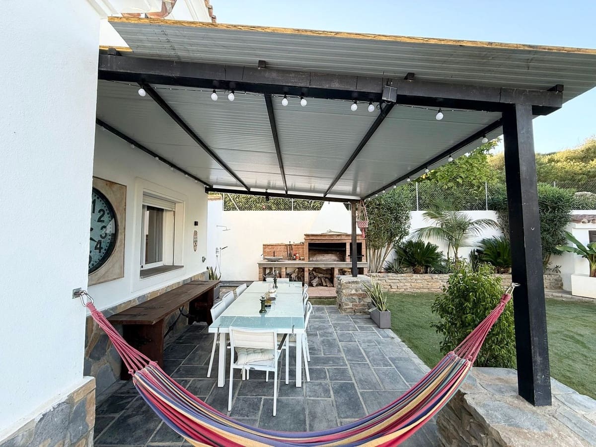 5 bedroom Villa for sale in Casares with pool - € 749,000 (Ref: 9548399)