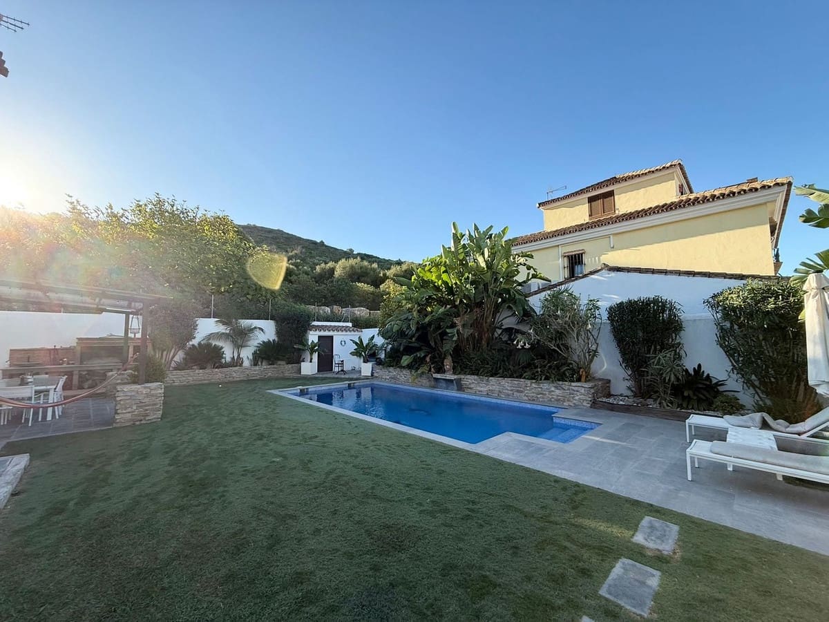 5 bedroom Villa for sale in Casares with pool - € 749,000 (Ref: 9548399)