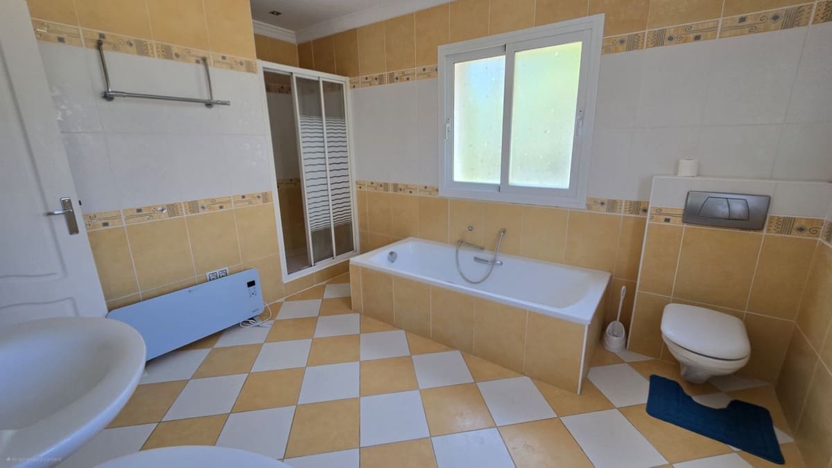 Chalet de 4 habitaciones en Calahonda en venta con piscina - 1.249.000 € (Ref: 9548401)