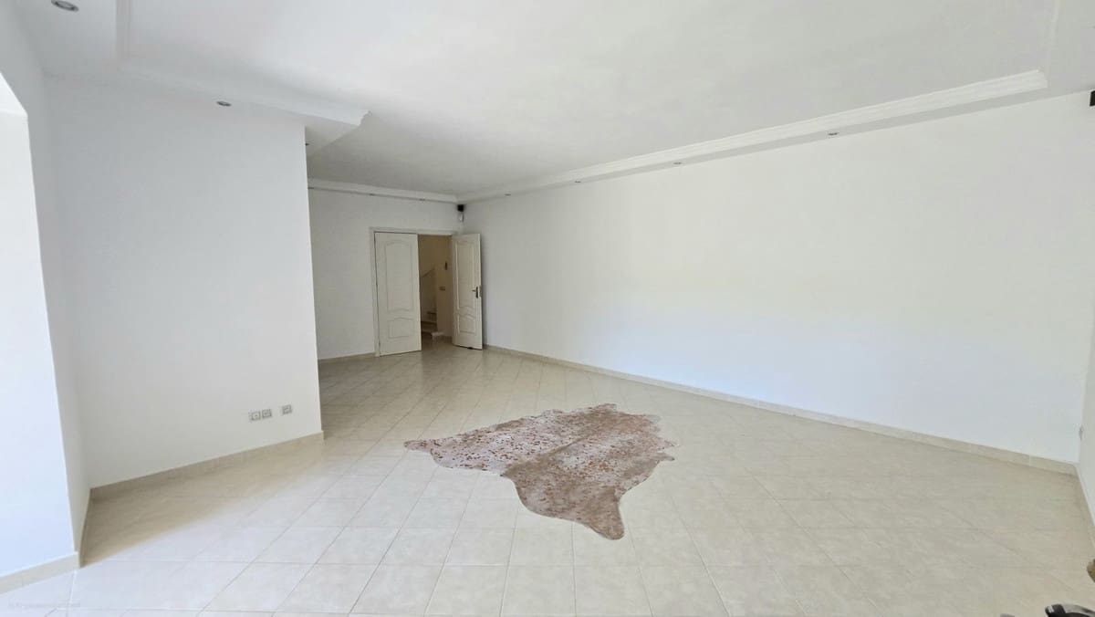 4 bedroom Villa for sale in Calahonda with pool - € 1,249,000 (Ref: 9548401)