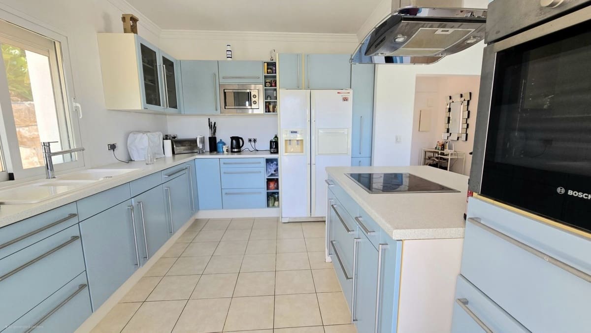 Chalet de 4 habitaciones en Calahonda en venta con piscina - 1.239.000 € (Ref: 9548401)
