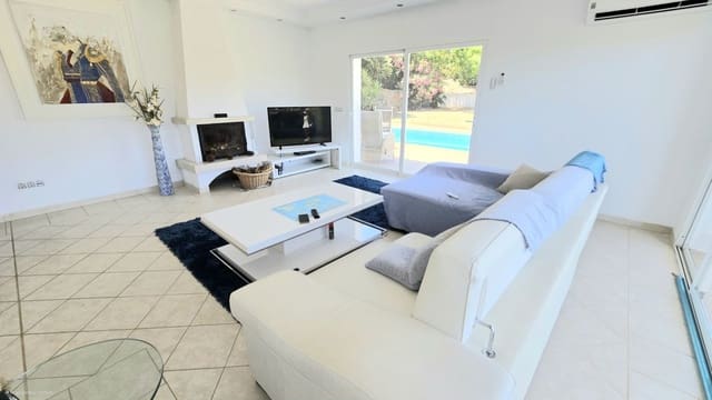 Chalet de 4 habitaciones en Calahonda, Mijas en venta con piscina - 1.239.000 € (Ref: 9548401)