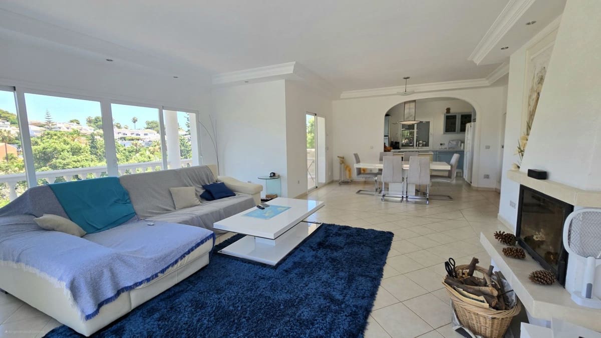 Chalet de 4 habitaciones en Calahonda en venta con piscina - 1.239.000 € (Ref: 9548401)