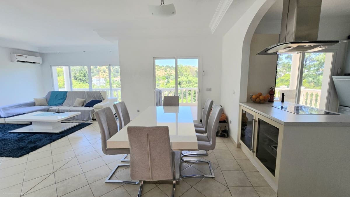 Chalet de 4 habitaciones en Calahonda en venta con piscina - 1.239.000 € (Ref: 9548401)
