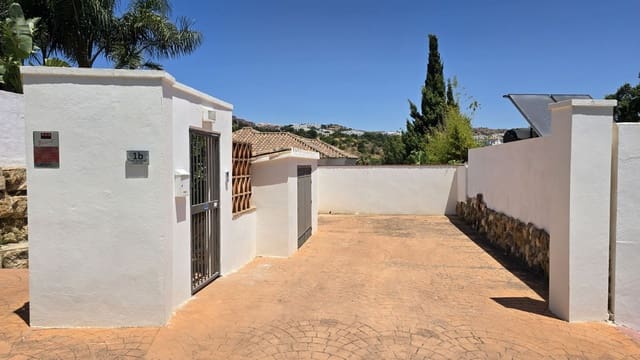 Chalet de 4 habitaciones en Calahonda, Mijas en venta con piscina - 1.239.000 € (Ref: 9548401)
