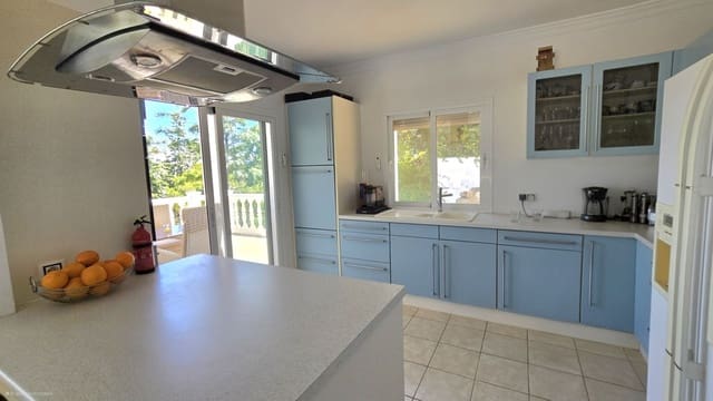 Chalet de 4 habitaciones en Calahonda, Mijas en venta con piscina - 1.239.000 € (Ref: 9548401)