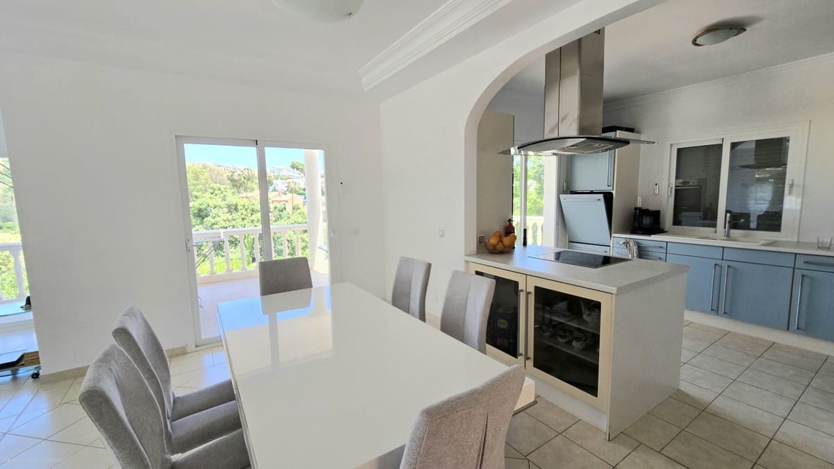 Chalet de 4 habitaciones en Calahonda en venta con piscina - 1.239.000 € (Ref: 9548401)