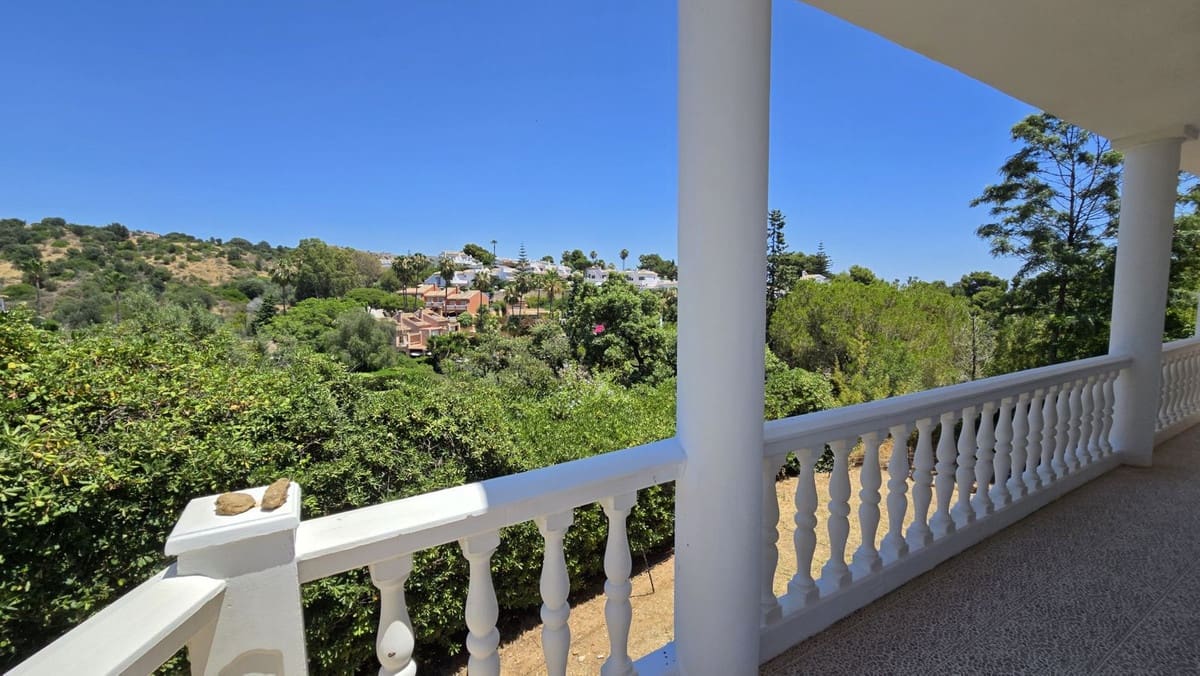 Chalet de 4 habitaciones en Calahonda en venta con piscina - 1.239.000 € (Ref: 9548401)