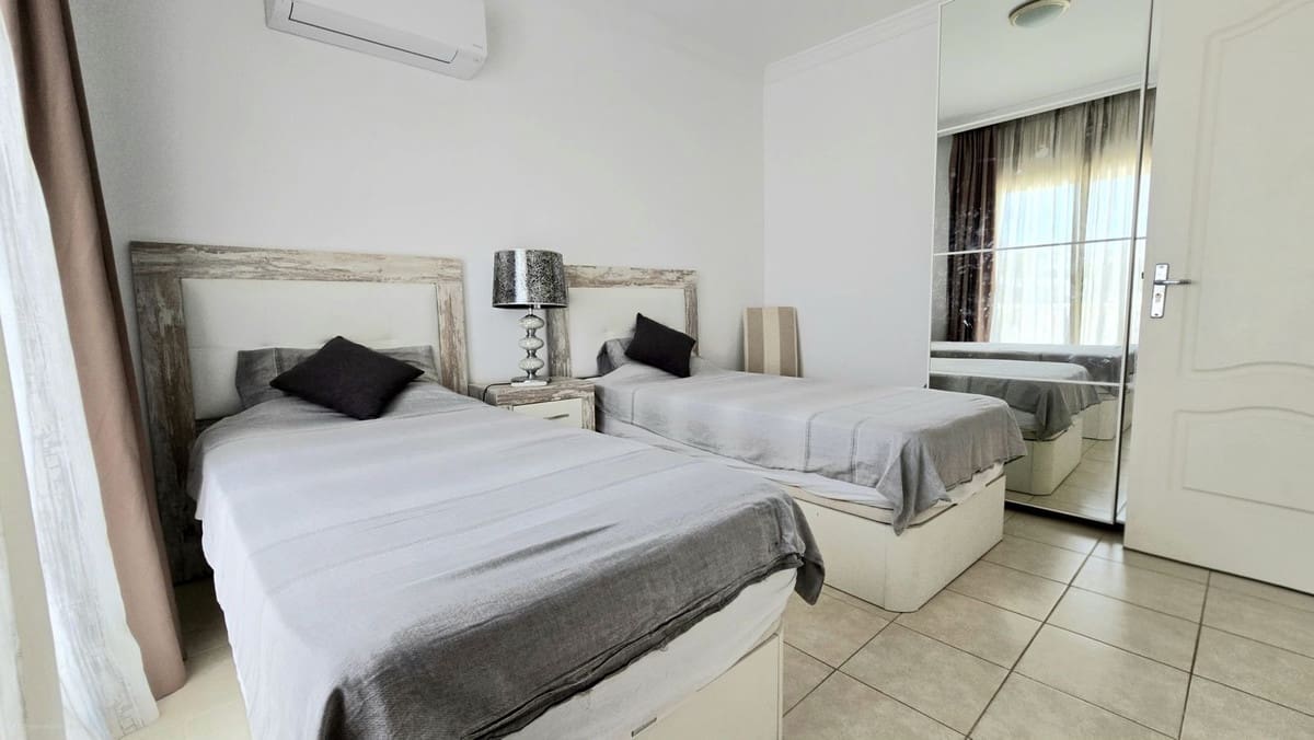 Chalet de 4 habitaciones en Calahonda en venta con piscina - 1.239.000 € (Ref: 9548401)