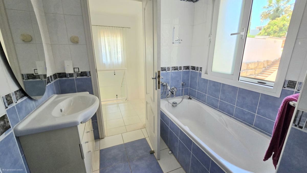 Chalet de 4 habitaciones en Calahonda en venta con piscina - 1.239.000 € (Ref: 9548401)