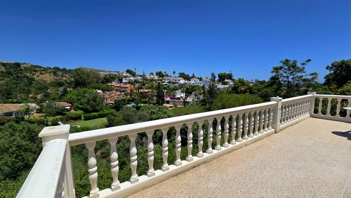 Chalet de 4 habitaciones en Calahonda en venta con piscina - 1.239.000 € (Ref: 9548401)