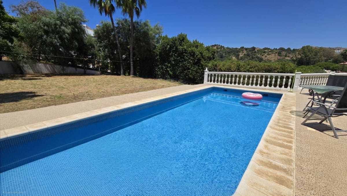 Chalet de 4 habitaciones en Calahonda en venta con piscina - 1.239.000 € (Ref: 9548401)