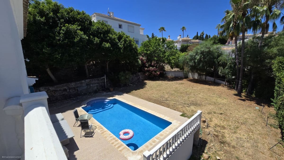 Chalet de 4 habitaciones en Calahonda en venta con piscina - 1.239.000 € (Ref: 9548401)