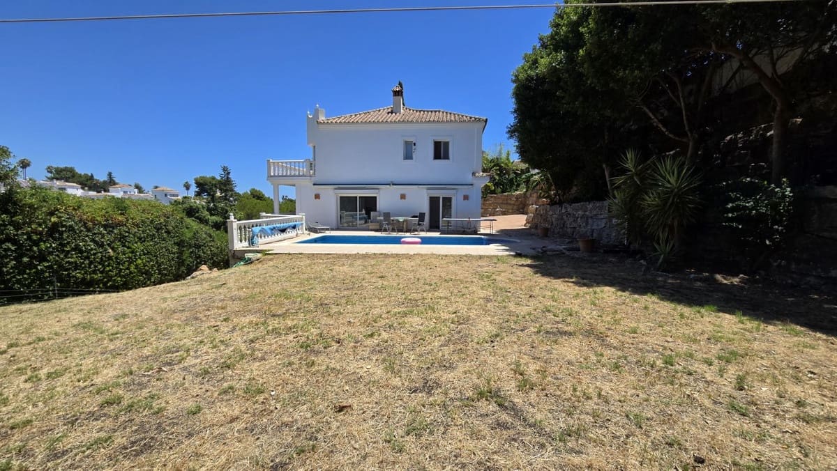 Chalet de 4 habitaciones en Calahonda en venta con piscina - 1.239.000 € (Ref: 9548401)