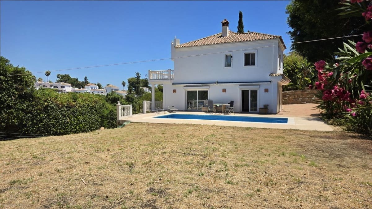 Chalet de 4 habitaciones en Calahonda en venta con piscina - 1.239.000 € (Ref: 9548401)