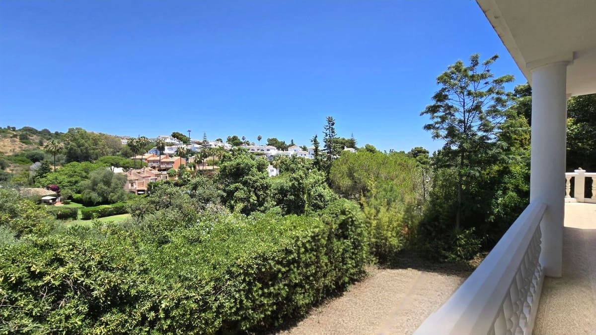 Chalet de 4 habitaciones en Calahonda en venta con piscina - 1.239.000 € (Ref: 9548401)