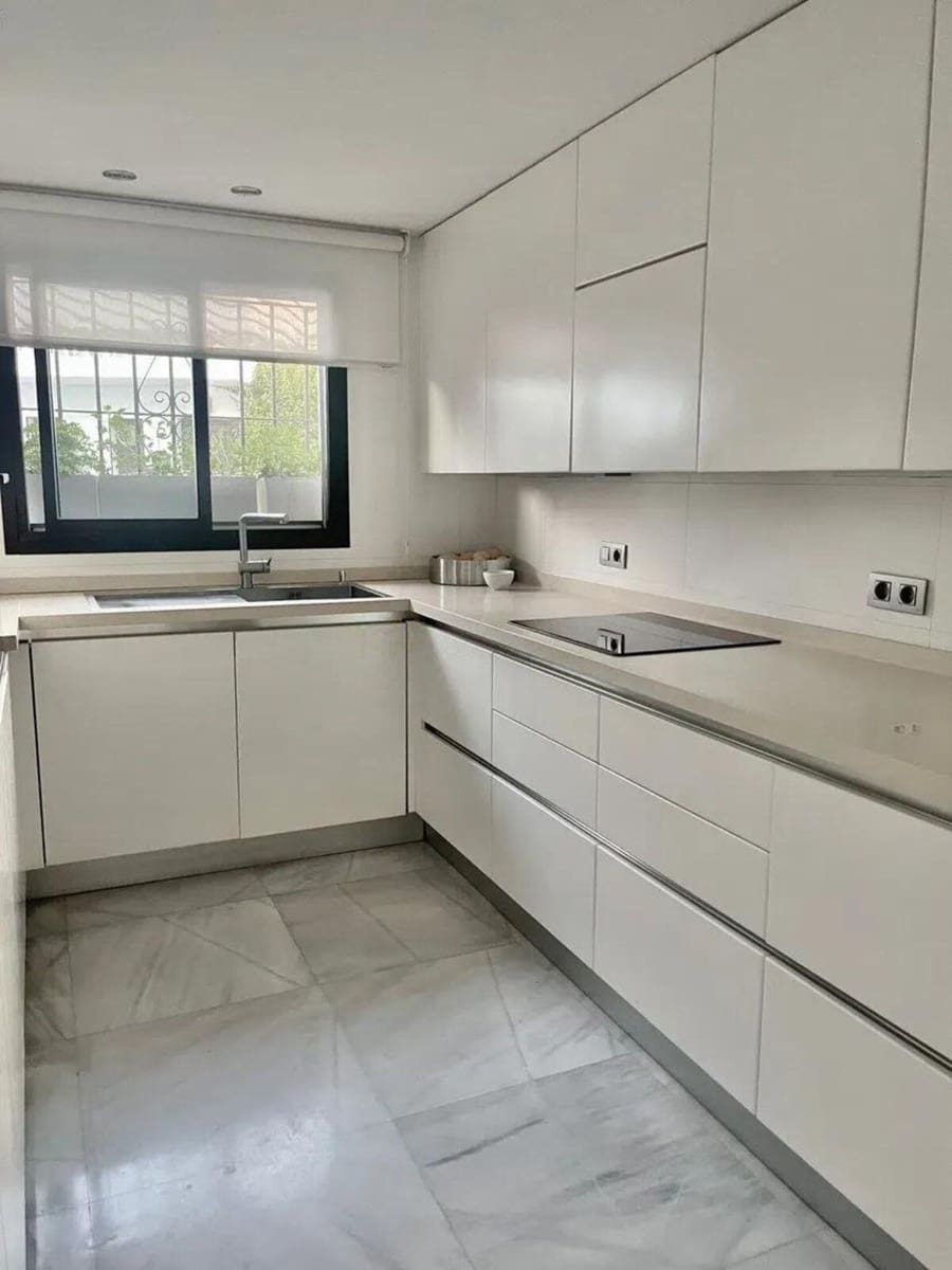 6 sovrum Semi-fristående Villa till salu i San Pedro de Alcantara med pool - 1 395 000 € (Ref: 9548402)