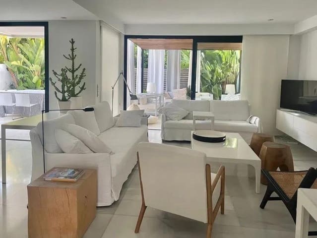 6 soverom Kjedet enebolig til salgs i San Pedro de Alcántara Pueblo, Marbella med svømmebasseng - € 1 395 000 (Ref: 9548402)