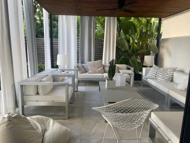 6 soverom Kjedet enebolig til salgs i San Pedro de Alcántara Pueblo, Marbella med svømmebasseng - € 1 395 000 (Ref: 9548402)