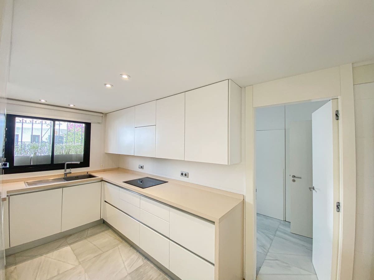 6 bedroom Semi-detached Villa for sale in San Pedro de Alcantara with pool garage - € 1,395,000 (Ref: 9548402)