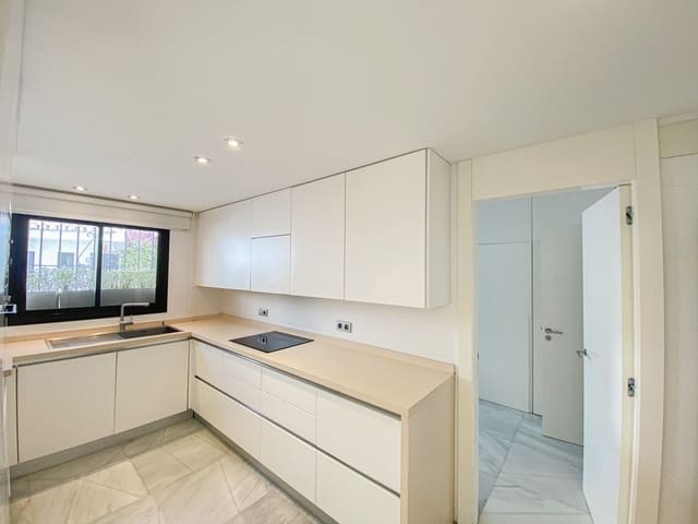 6 makuuhuone Paritalo myytävänä paikassa San Pedro de Alcántara Pueblo, Marbella mukana uima-altaan 
autotalli - 1 395 000 € (Ref: 9548402)