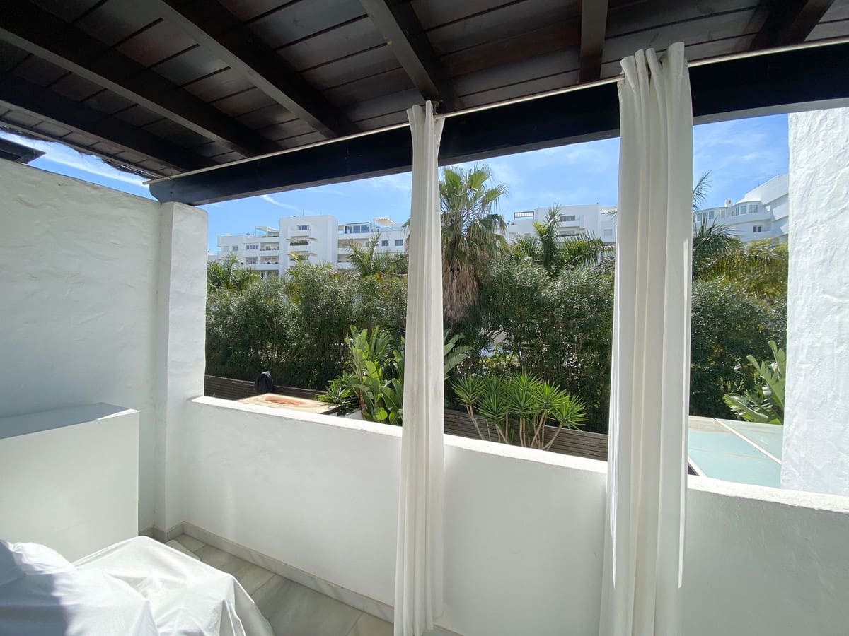 6 bedroom Semi-detached Villa for sale in San Pedro de Alcantara with pool garage - € 1,395,000 (Ref: 9548402)