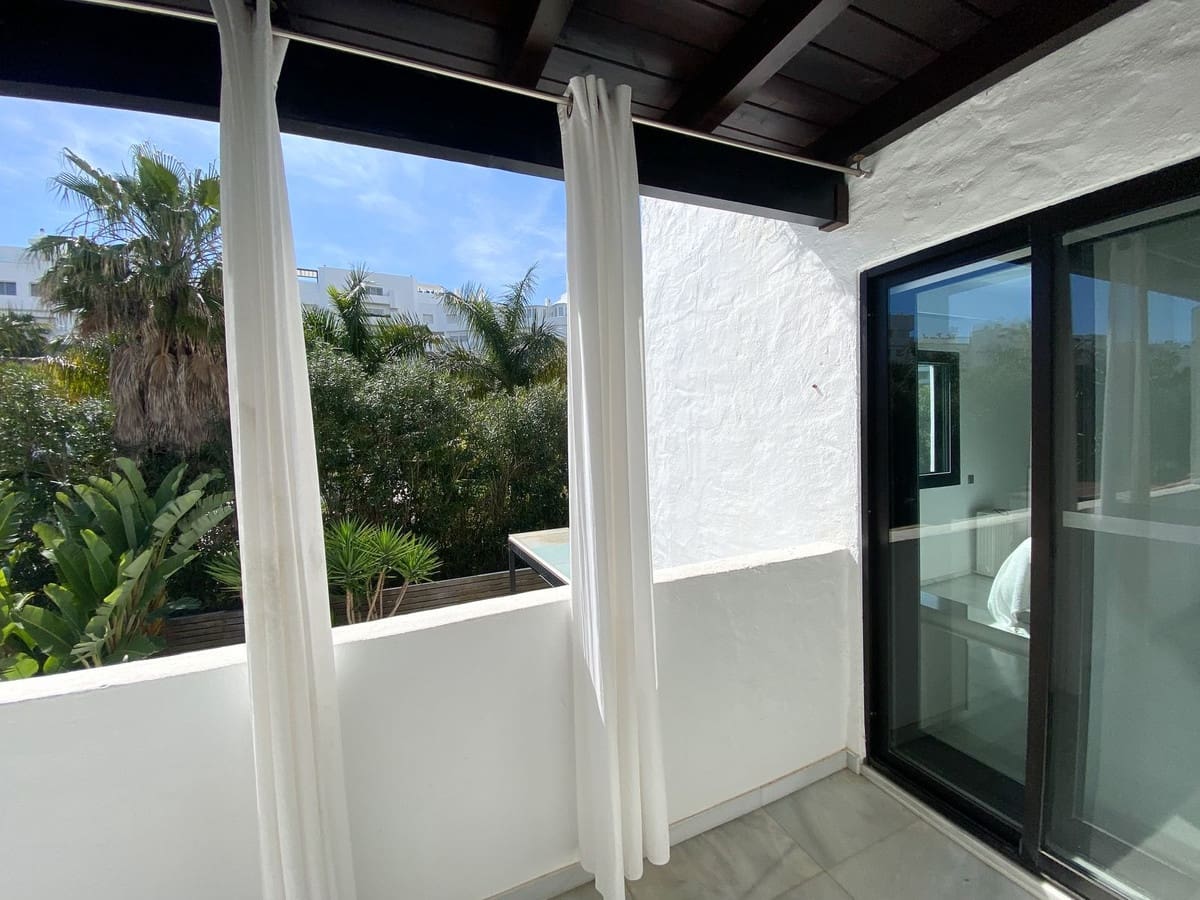 6 bedroom Semi-detached Villa for sale in San Pedro de Alcantara with pool garage - € 1,395,000 (Ref: 9548402)