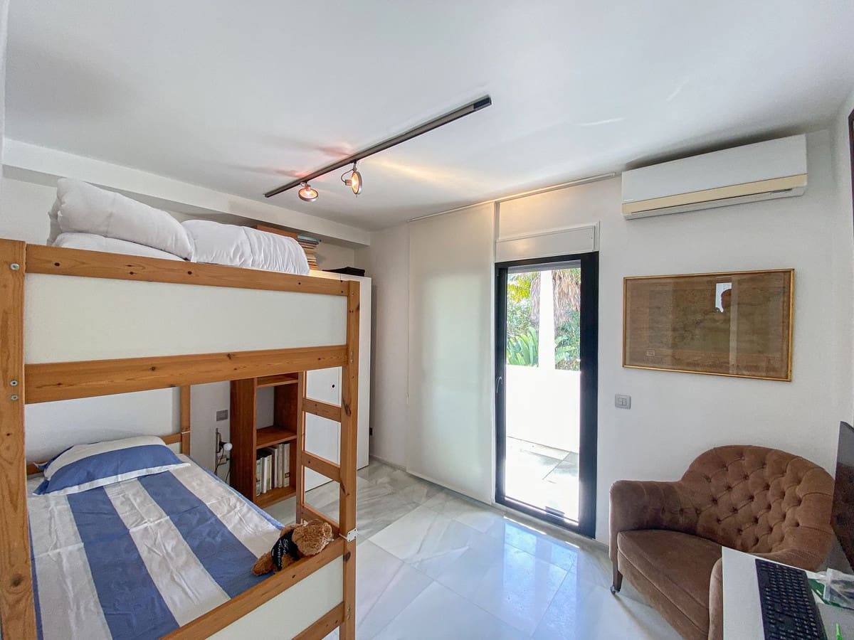 6 bedroom Semi-detached Villa for sale in San Pedro de Alcantara with pool garage - € 1,395,000 (Ref: 9548402)