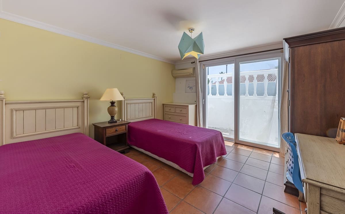 5 quarto Moradia para venda em Sotogrande com piscina - 1 185 000 € (Ref: 9551845)