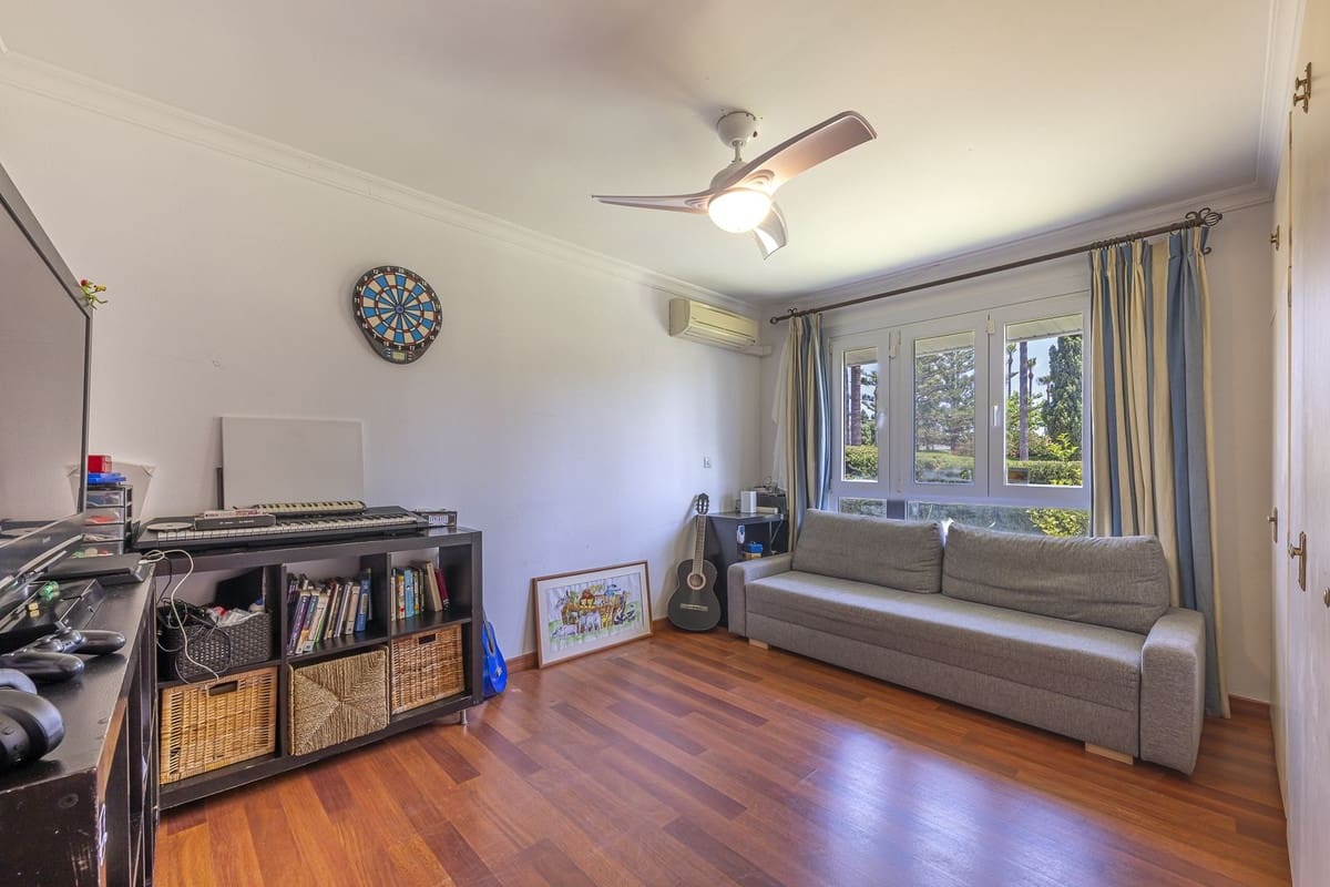 5 quarto Moradia para venda em Sotogrande com piscina - 1 185 000 € (Ref: 9551845)