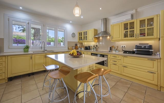 5 bedroom Villa for sale in Sotogrande Costa, San Roque with pool - € 1,185,000 (Ref: 9551845)