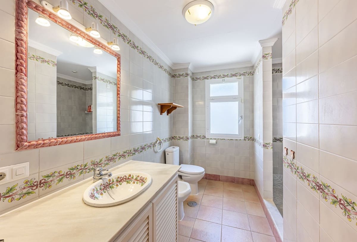 5 bedroom Villa for sale in Sotogrande with pool - € 1,185,000 (Ref: 9551845)