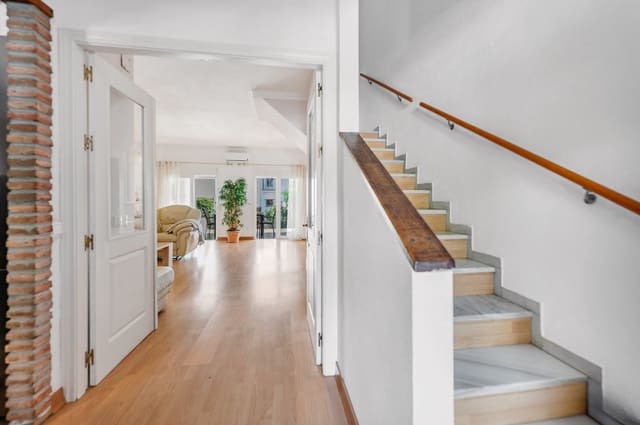 4 soverom Hus til salgs i El Rosario, Marbella med svømmebasseng - € 879 000 (Ref: 9556014)