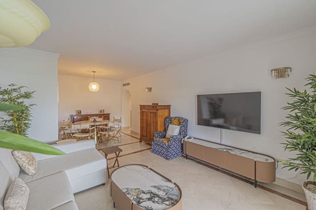 Apartamento de 2 habitaciones en Golden Mile, Marbella en venta con piscina garaje - 925.000 € (Ref: 9556016)