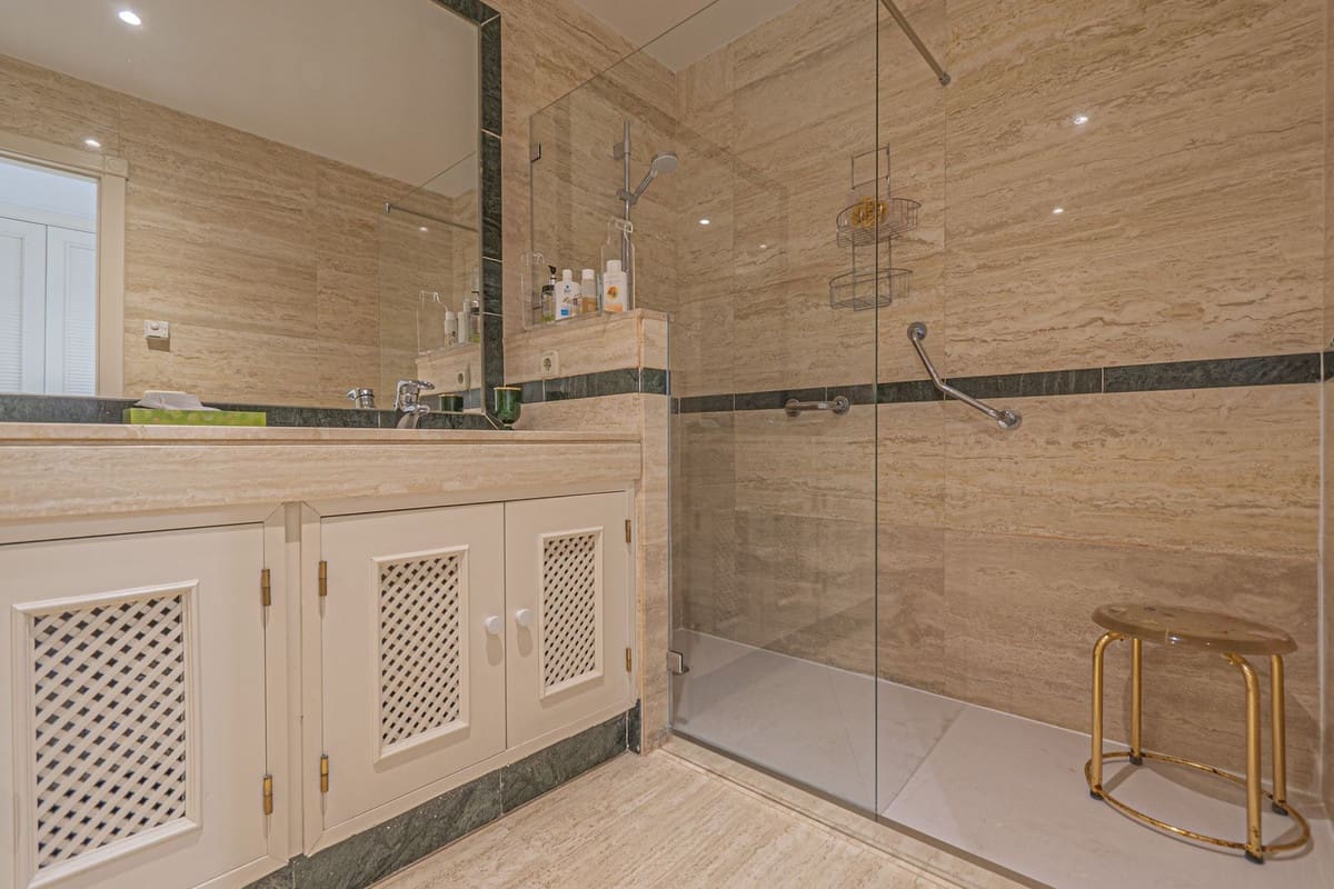 Apartamento de 2 habitaciones en Golden Mile en venta con piscina garaje - 925.000 € (Ref: 9556016)