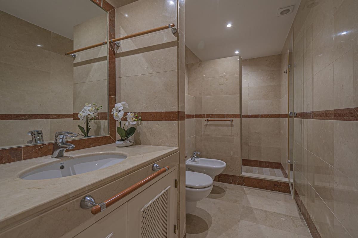 Apartamento de 2 habitaciones en Golden Mile en venta con piscina garaje - 925.000 € (Ref: 9556016)