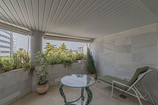 Apartamento de 2 habitaciones en Golden Mile, Marbella en venta con piscina garaje - 925.000 € (Ref: 9556016)