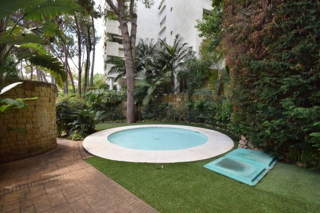 Apartamento de 2 habitaciones en Golden Mile, Marbella en venta con piscina garaje - 925.000 € (Ref: 9556016)