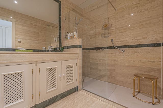 Apartamento de 2 habitaciones en Golden Mile, Marbella en venta con piscina garaje - 925.000 € (Ref: 9556016)