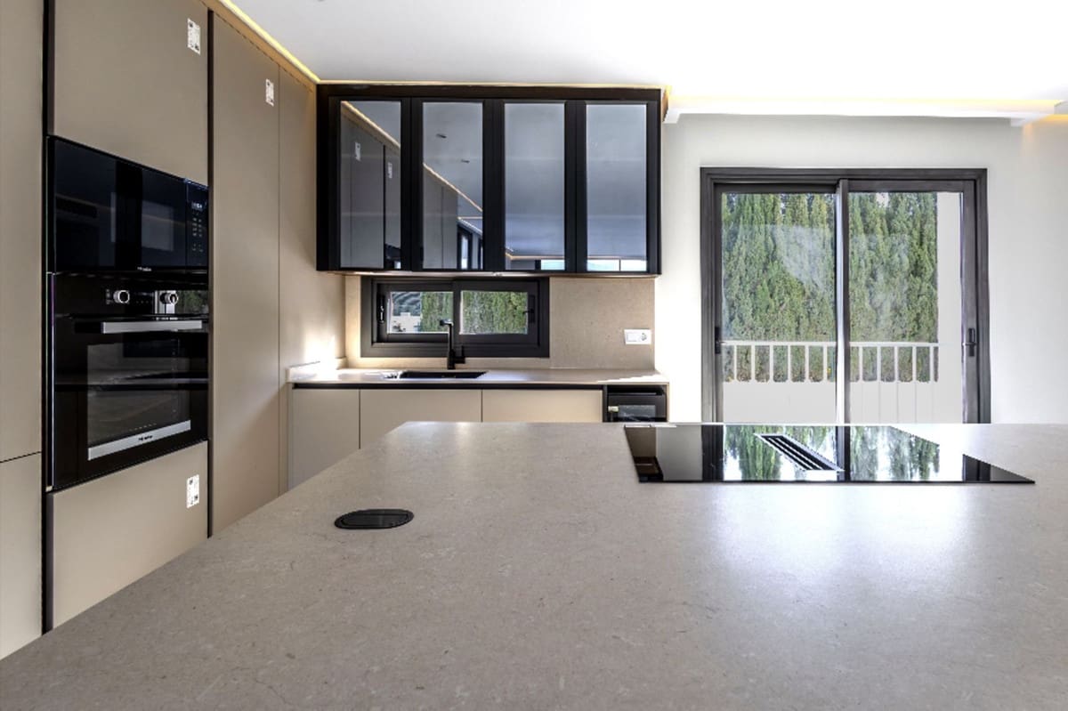 2 sypialnia Penthouse na sprzedaż w Nueva Andalucia z basenem - 990 000 € (Ref: 9556017)