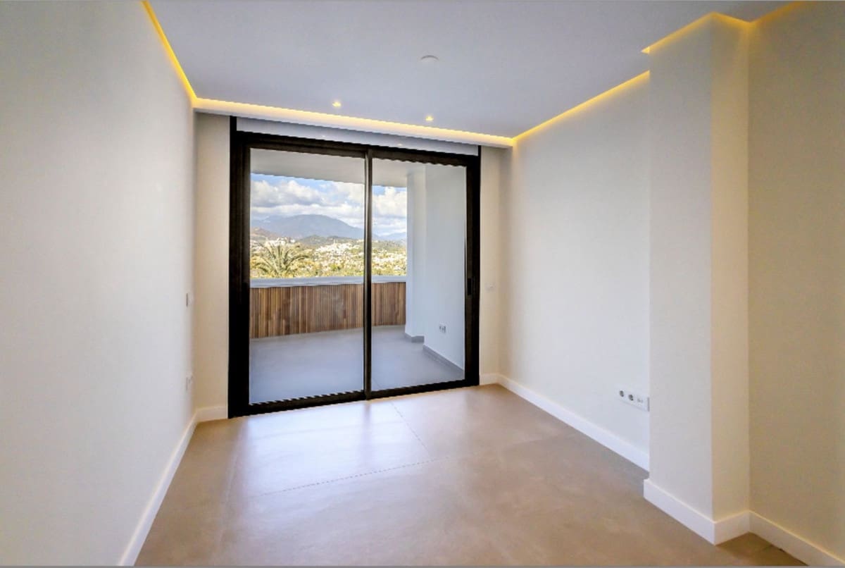 2 sypialnia Penthouse na sprzedaż w Nueva Andalucia z basenem - 990 000 € (Ref: 9556017)