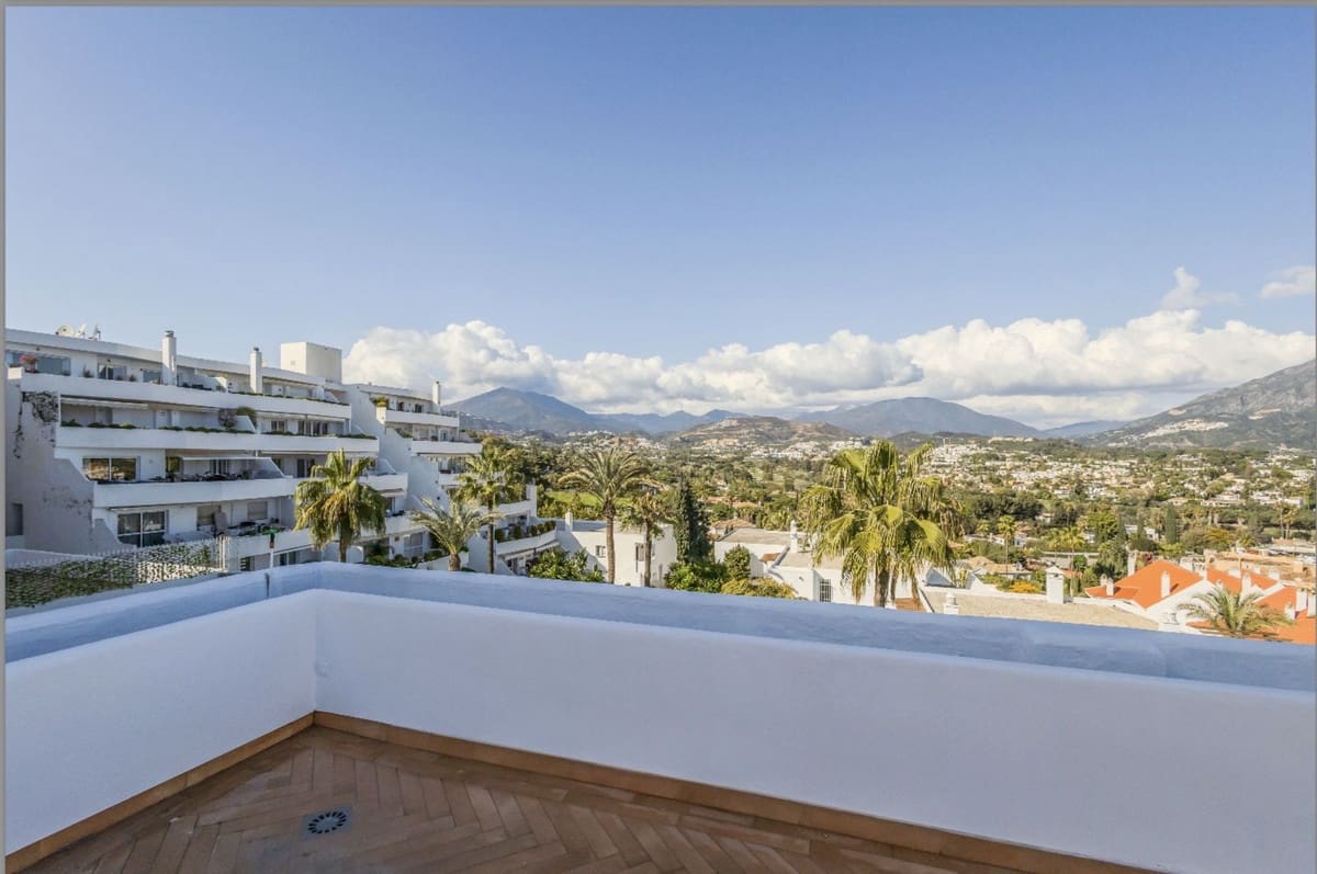 2 sypialnia Penthouse na sprzedaż w Nueva Andalucia z basenem - 990 000 € (Ref: 9556017)